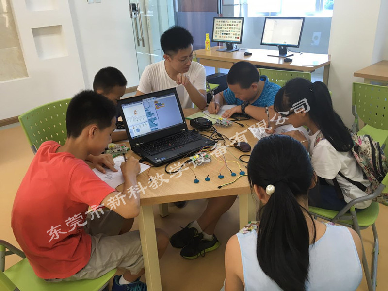 <a href='http://www.yelala.cn' target='1' style='font-size:14px; font-weight:bold; color:#0080ff;'>創(chuàng)客實驗室</a>
