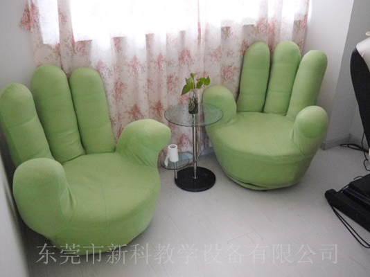 學校<a href='http://www.yelala.cn' target='1' style='font-size:14px; font-weight:bold; color:#0080ff;'>心理咨詢室</a>布置