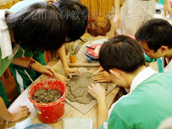 <a href='http://www.yelala.cn/chanpin/55-1.html' target='1' style='font-size:18px; font-weight:bold; color:#000000;'>陶藝功能室</a>2
