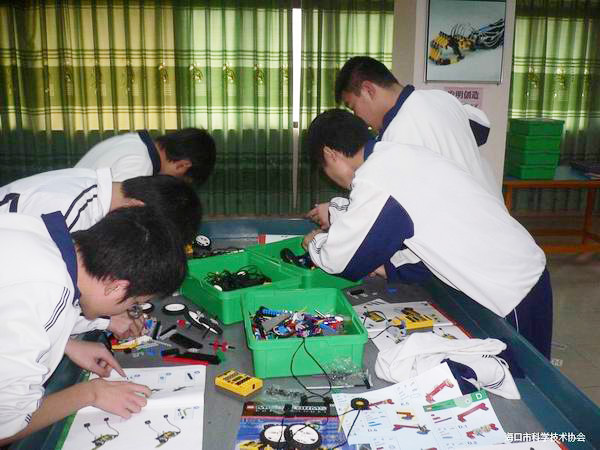 <a href='http://www.yelala.cn/chanpin/60-1.html' target='1' style='font-size:18px; font-weight:bold; color:#000000;'>機器人功能室</a>